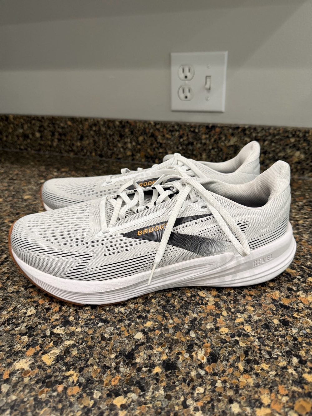Brooks Men's White Running Shoes - Lightweight Cushion 11